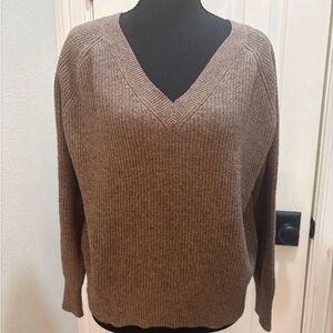 Old Navy Women's V-Neck Sweater in Tan